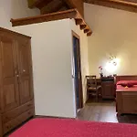 Le Petit Abri Hotel