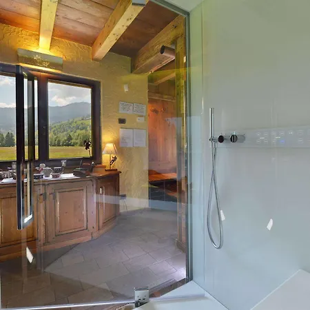 Le Petit Abri Hotel